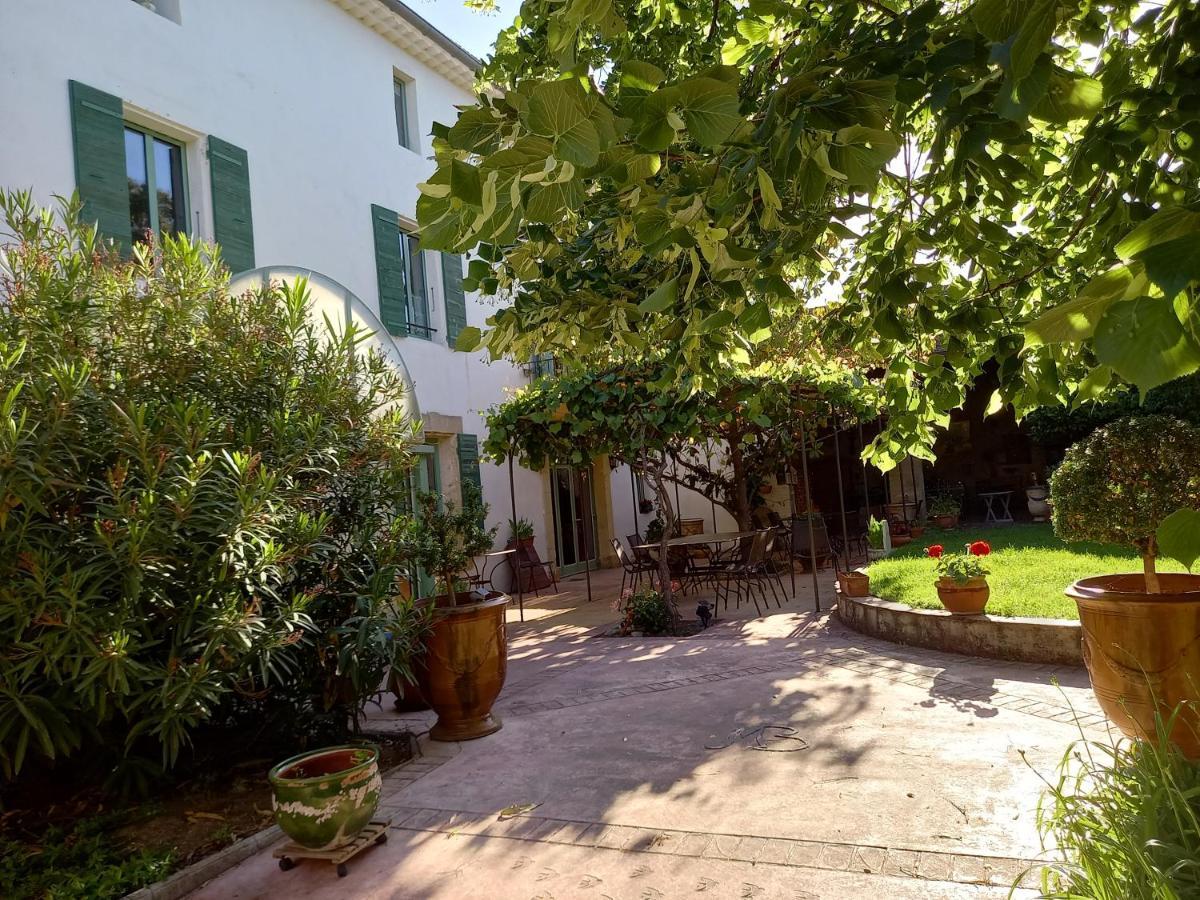 Mas De Bouvau Bed & Breakfast Violes Exterior photo