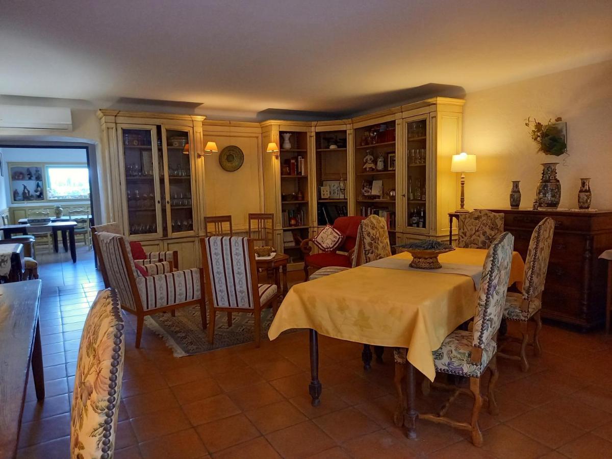 Mas De Bouvau Bed & Breakfast Violes Exterior photo