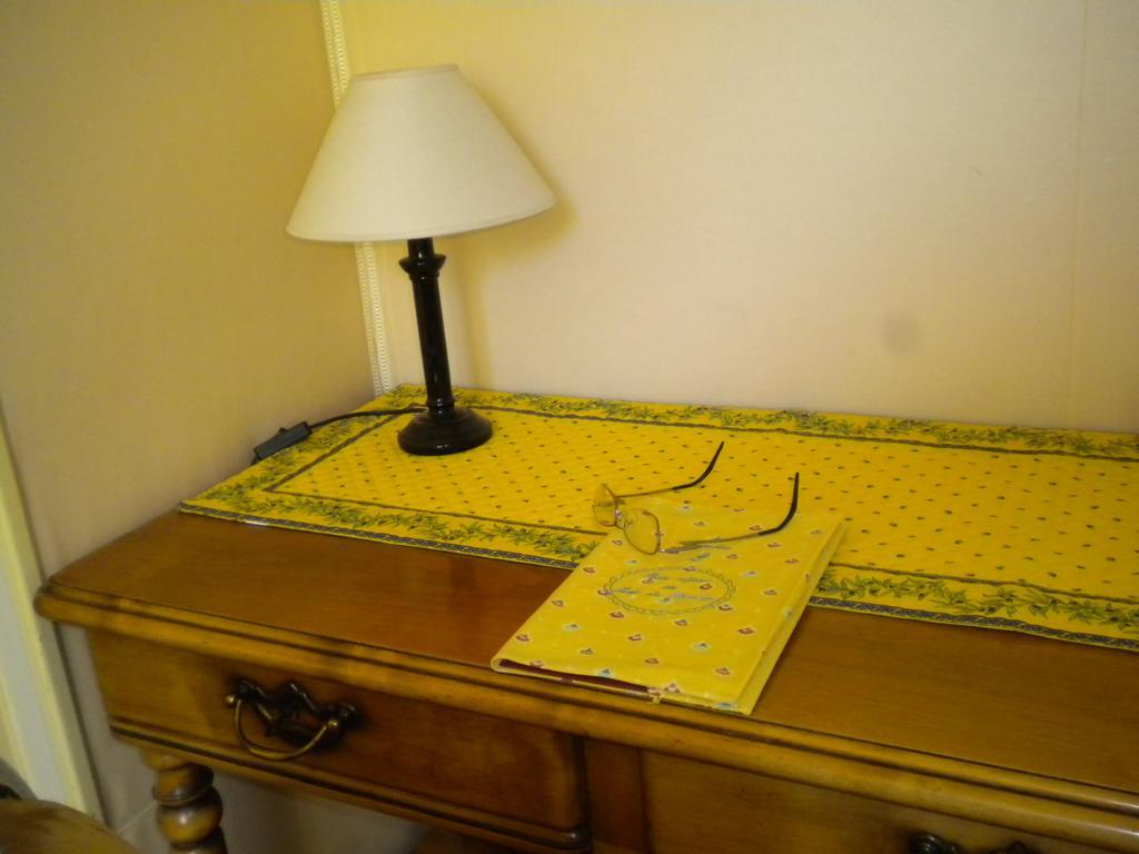 Mas De Bouvau Bed & Breakfast Violes Room photo