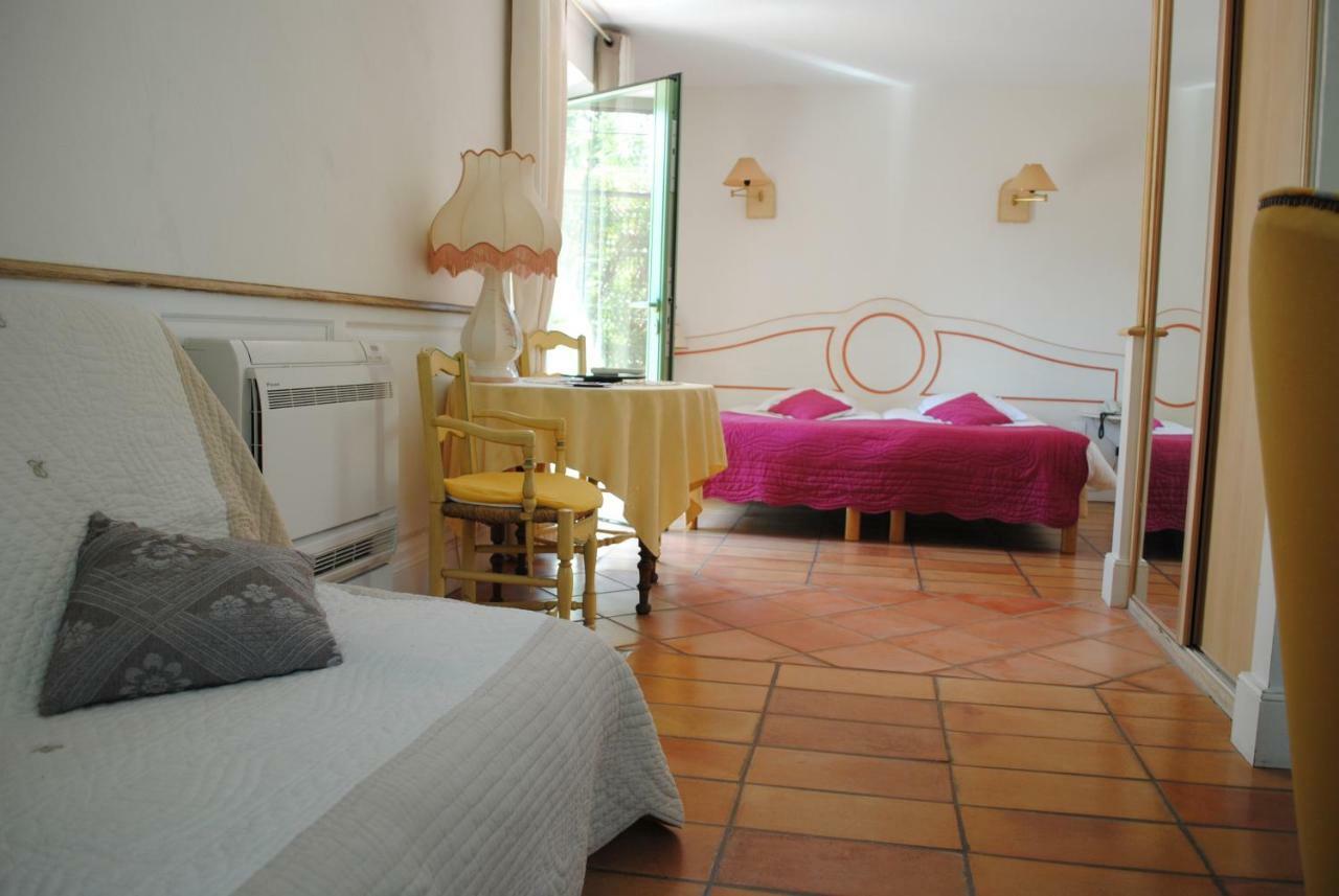 Mas De Bouvau Bed & Breakfast Violes Exterior photo