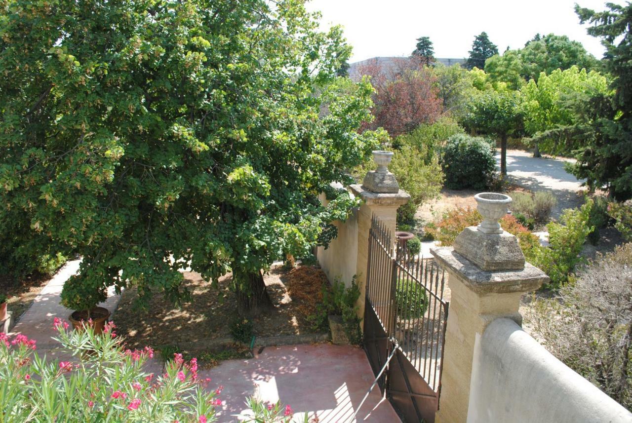 Mas De Bouvau Bed & Breakfast Violes Exterior photo