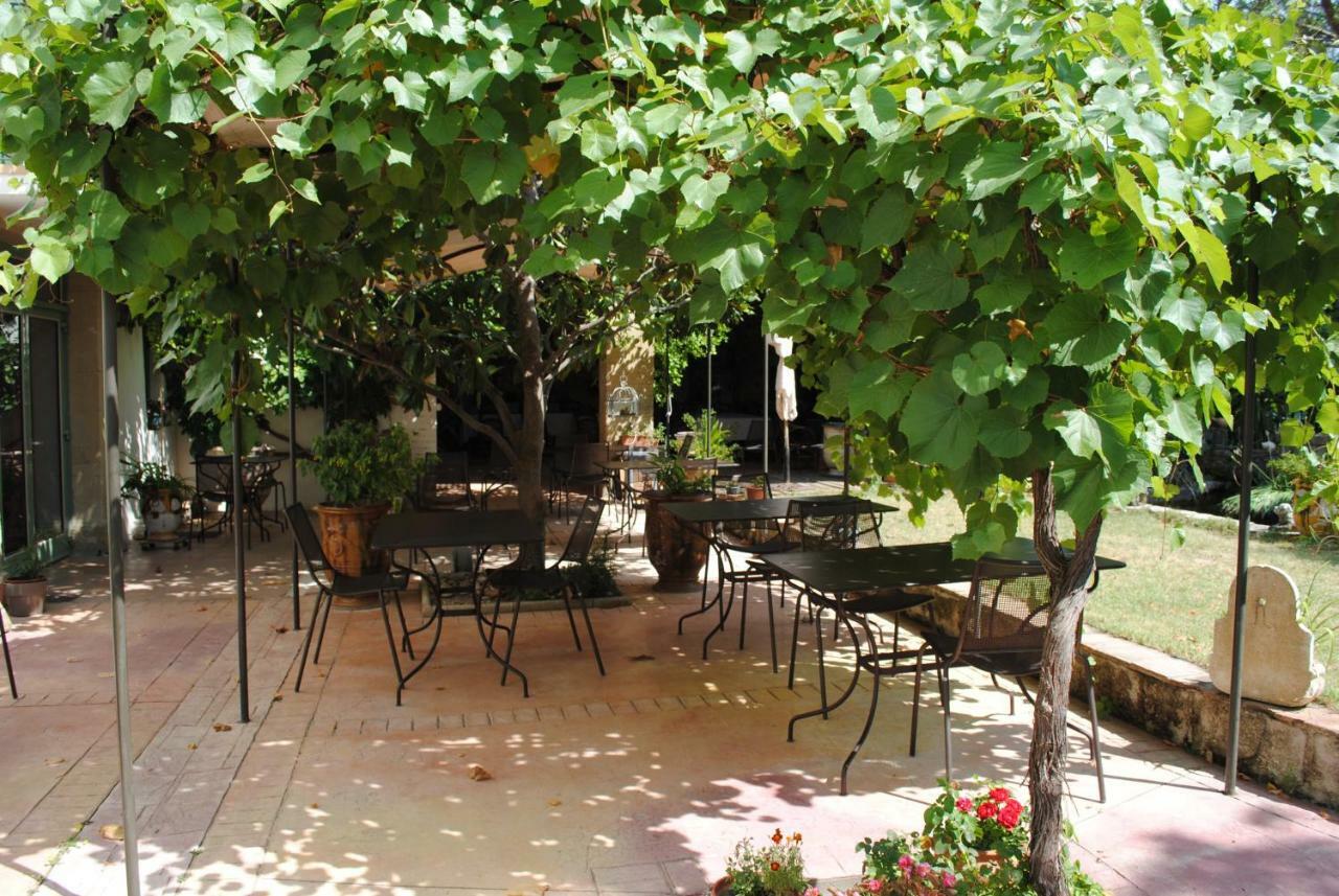 Mas De Bouvau Bed & Breakfast Violes Exterior photo